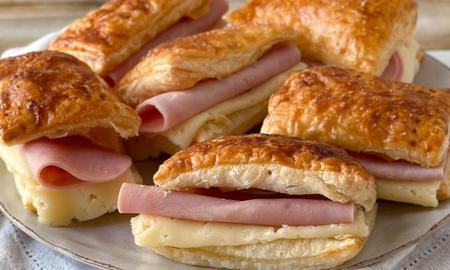Fosforitos de jamón y queso con tapa de tarta. Fosforitos de jamón y queso con tapa de tarta.