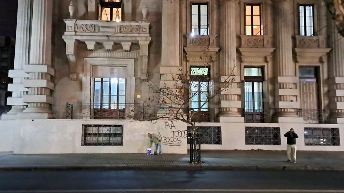 Las pintadas en Rosario pusieron en foco la falta de acción de la policía en una ciudad atravesada por la violencia y las extorsiones de las bandas narco.