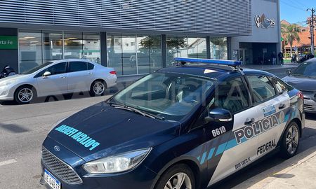 El móvil de la PFA se estacionó frente al Iapos. El móvil de la PFA se estacionó frente al Iapos.