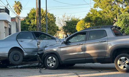 Así quedaron los vehículos tras el accidente en barrio Guadalupe. Así quedaron los vehículos tras el accidente en barrio Guadalupe.