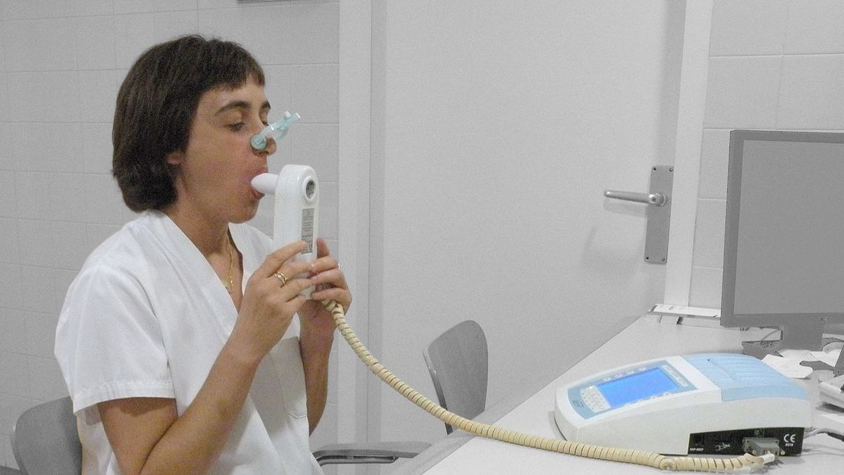 La EPOC —una enfermedad crónica que genera obstrucción de la vía aérea— está estrechamente asociada a la exposición al humo del cigarrillo.