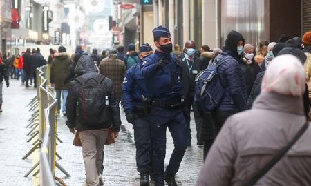 Policías belgas bloquean una calle en el centro de Bruselas, este martes, para evitar aglomeraciones en medio de las compras de Navidad, en plena pandemia de coronavirus. Foto: DPA Policías belgas bloquean una calle en el centro de Bruselas, este martes, para evitar aglomeraciones en medio de las compras de Navidad, en plena pandemia de coronavirus. Foto: DPA
