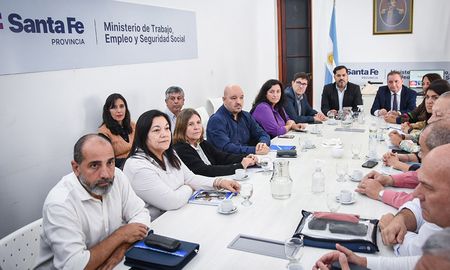 Al igual que en la paritaria estatal, el gobierno no presentó una oferta de incremento salarial para el sector docente. Se pasó a un cuarto intermedio hasta el 7 de mayo. Al igual que en la paritaria estatal, el gobierno no presentó una oferta de incremento salarial para el sector docente. Se pasó a un cuarto intermedio hasta el 7 de mayo.
