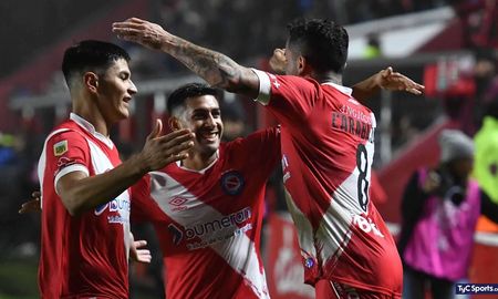 Argentinos Juniors se acercó a los primeros puestos de la Liga Profesional de Fútbol al vencer este viernes por la noche de visitante a Central Córdoba de Santiago del Estero. Argentinos Juniors se acercó a los primeros puestos de la Liga Profesional de Fútbol al vencer este viernes por la noche de visitante a Central Córdoba de Santiago del Estero.