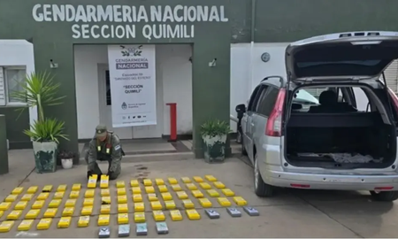 El conductor trató de salvar a su esposa asegurando que solo él sabía de la cocaína escondida en un doble fondo del auto en el que viajaban junto a sus hijos. El conductor trató de salvar a su esposa asegurando que solo él sabía de la cocaína escondida en un doble fondo del auto en el que viajaban junto a sus hijos.