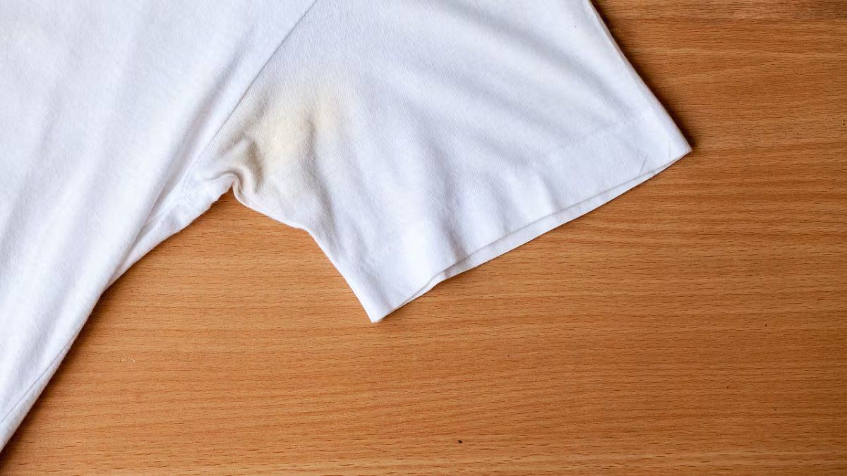 El agua oxigenada es una herramienta poderosa y versátil para combatir las manchas de sudor en la ropa.