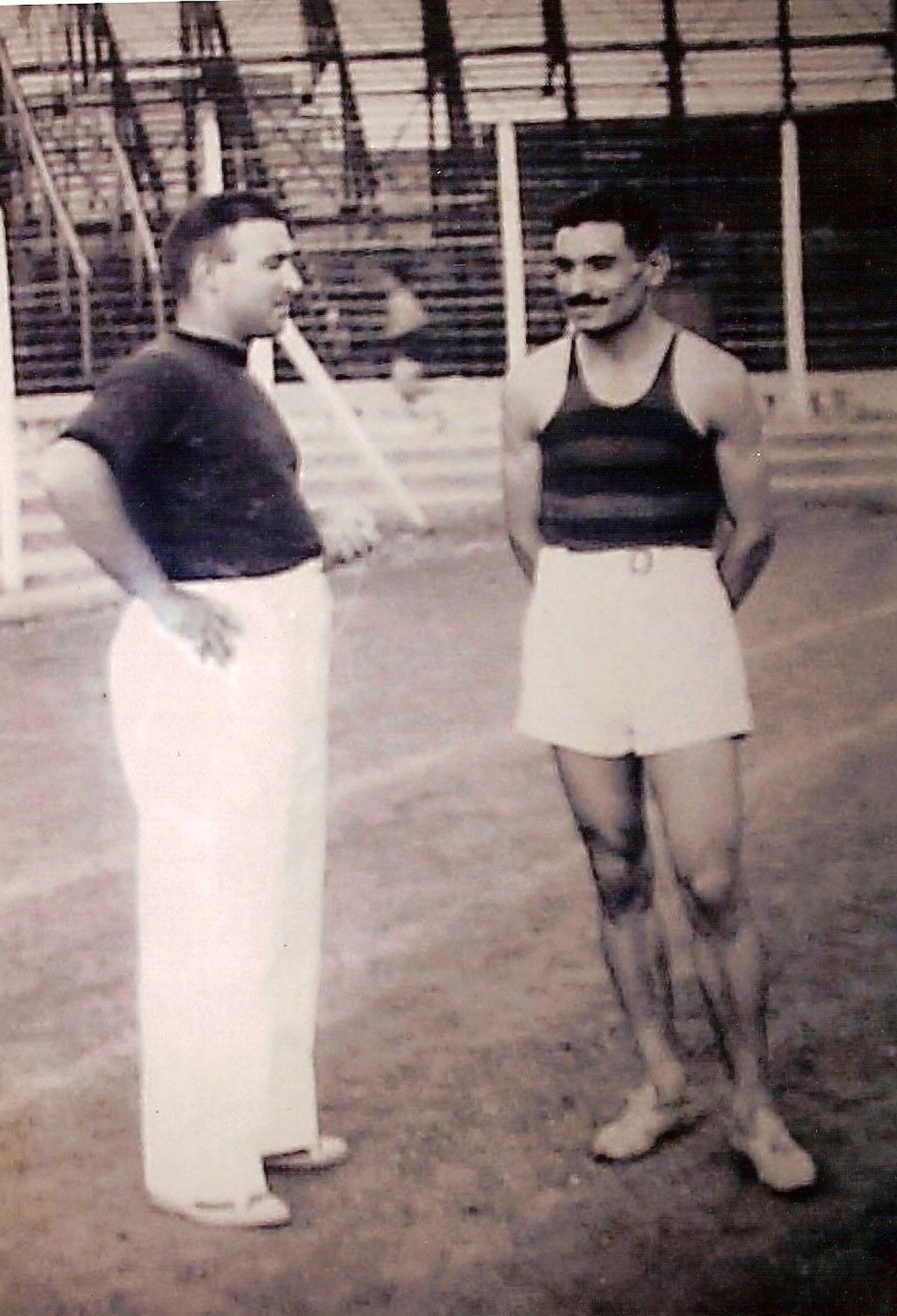 Uno de los mejores entrenadores de nuestra historia, el profesor Francisco Mura, quien estaba a cargo del equipo del Club Atlético San Lorenzo de Almagro (junto a Cabrera en la foto), lo vio correr en Rosario y le ofreció entrenarlo en Buenos Aires –donde sería federado por el Ciclón–, lo que el santafesino, que por entonces tenía 18 años, aceptó. Uno de los mejores entrenadores de nuestra historia, el profesor Francisco Mura, quien estaba a cargo del equipo del Club Atlético San Lorenzo de Almagro (junto a Cabrera en la foto), lo vio correr en Rosario y le ofreció entrenarlo en Buenos Aires –donde sería federado por el Ciclón–, lo que el santafesino, que por entonces tenía 18 años, aceptó.