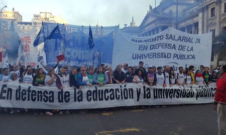 Este encuentro, programado para las 17:00 horas en el Rectorado de la casa de estudios (Bv. Pellegrini 2750), convoca a la comunidad universitaria. Este encuentro, programado para las 17:00 horas en el Rectorado de la casa de estudios (Bv. Pellegrini 2750), convoca a la comunidad universitaria.