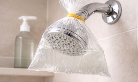 Por qué recomiendan poner una bolsa con vinagre en la ducha y cómo mejora la presión del agua. Por qué recomiendan poner una bolsa con vinagre en la ducha y cómo mejora la presión del agua.