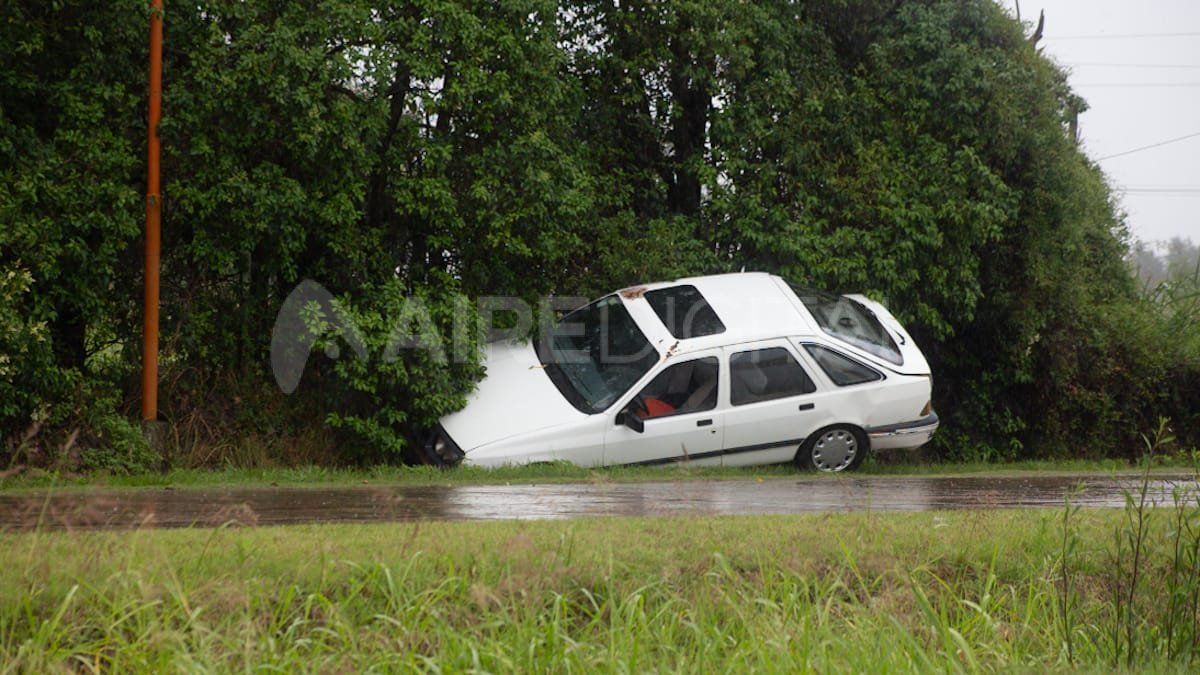 El auto terminó en la cuneta a la altura de Aristóbulo del valle 10.900