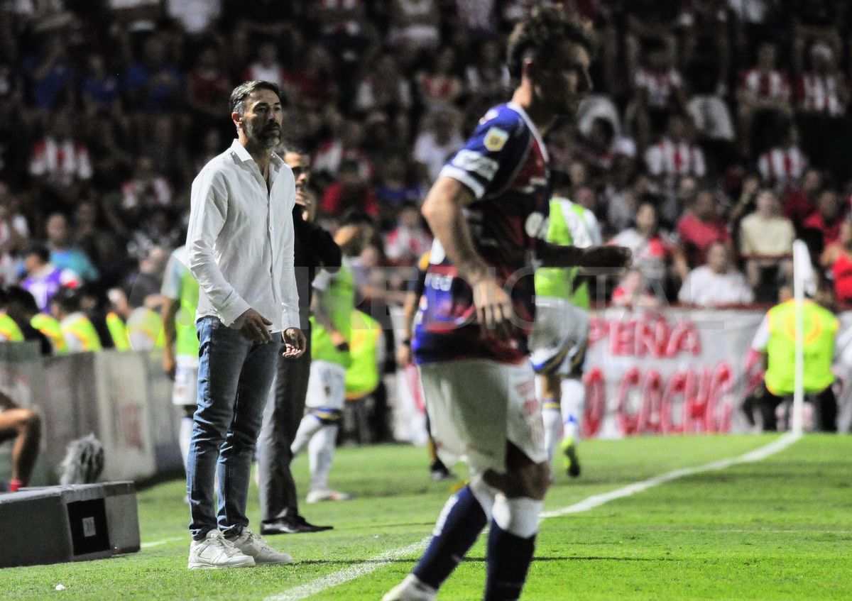 Kily González pateó el tablero, metió cinco cambios y rompió el esquema para encontrar el empate ante Boca. Kily González pateó el tablero, metió cinco cambios y rompió el esquema para encontrar el empate ante Boca.