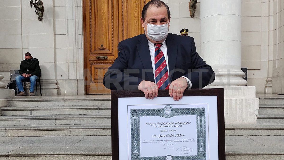 Juan Pablo Poletti fue reconocido por su trayectoria, esfuerzo, compromiso con la salud santafesina y su trabajo en la pandemia.