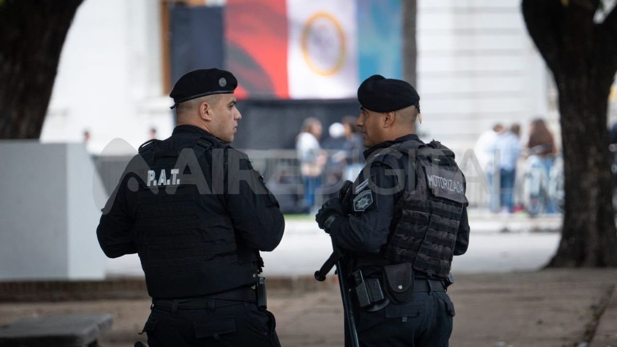 Las fuerzas de seguridad de la provincia se desplegaron en las afueras de la Legislatura para custodiar la llegada del gobernador, Maximiliano Pullaro, a la Legislatura donde realizará la apertura de las sesiones ordinarias. Las fuerzas de seguridad de la provincia se desplegaron en las afueras de la Legislatura para custodiar la llegada del gobernador, Maximiliano Pullaro, a la Legislatura donde realizará la apertura de las sesiones ordinarias.