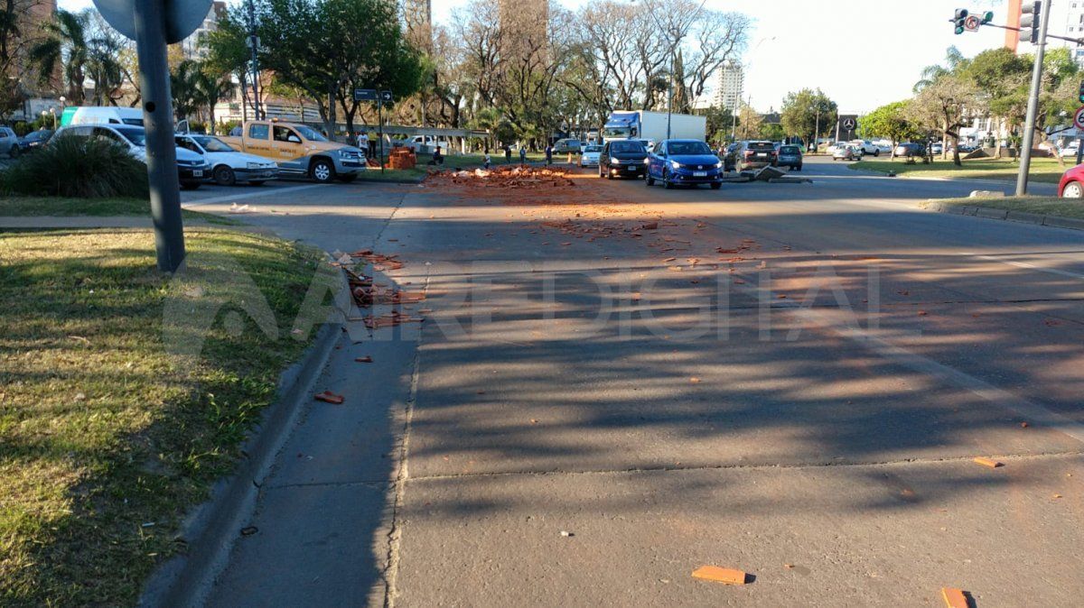 El tránsito fue interrumpido unos minutos hasta lograr quitar los ladrillos de la calzada. 