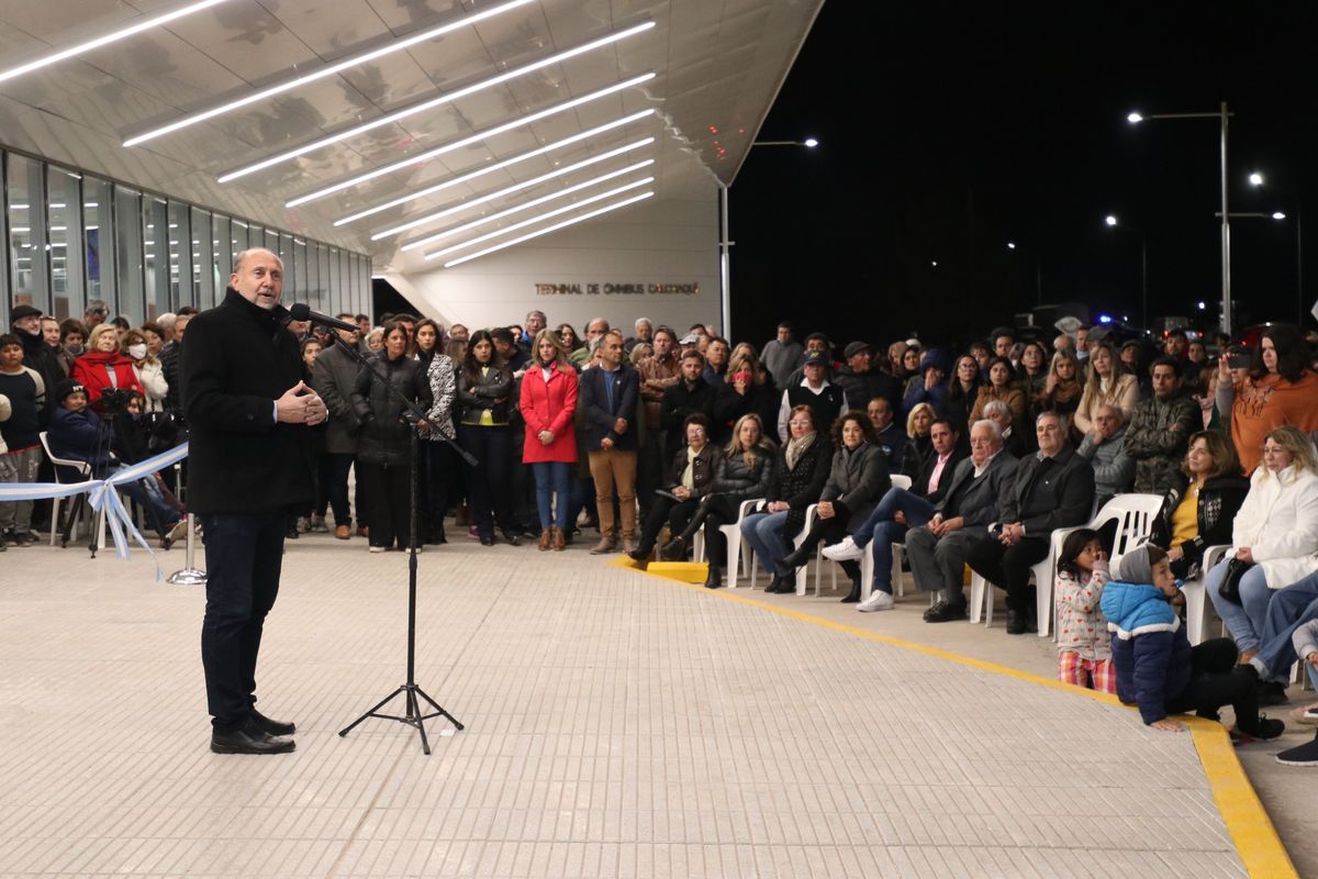 El gobernador Perotti inauguró la nueva terminal de ómnibus de Calchaquí.