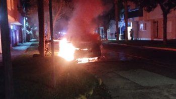 Quemacoches en Santa Fe: ardió un auto en barrio Candioti sur
