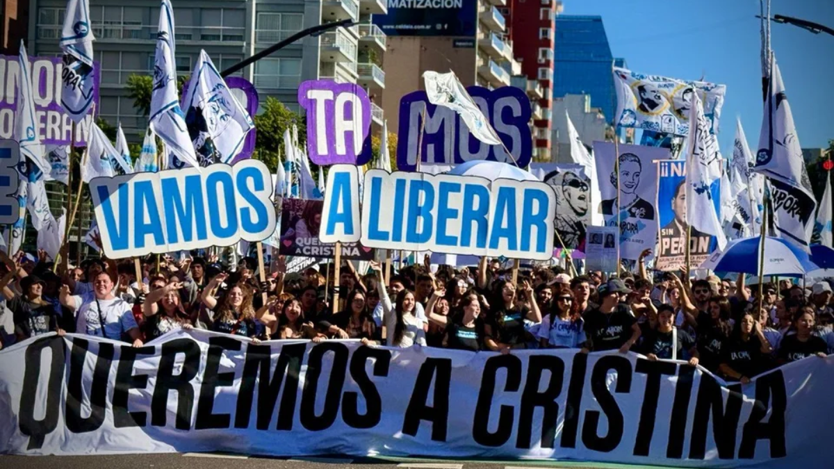 La agrupación kirchnerista La Cámpora comenzó a las 9.00hs. su habitual caminata a la Plaza, desde la ex ESMA en el barrio de Núñez, donde “miles de militantes” junto a otras organizaciones, pasaron también por San José 1111, domicilio donde cumple su condena la ex presidenta Cristina Kirchner. La agrupación kirchnerista La Cámpora comenzó a las 9.00hs. su habitual caminata a la Plaza, desde la ex ESMA en el barrio de Núñez, donde “miles de militantes” junto a otras organizaciones, pasaron también por San José 1111, domicilio donde cumple su condena la ex presidenta Cristina Kirchner.