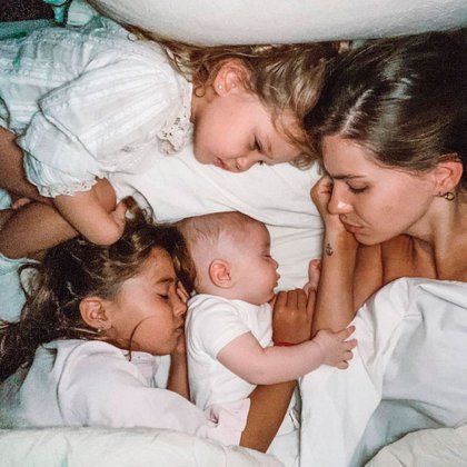 La China Suárez junto a sus tres hijos.