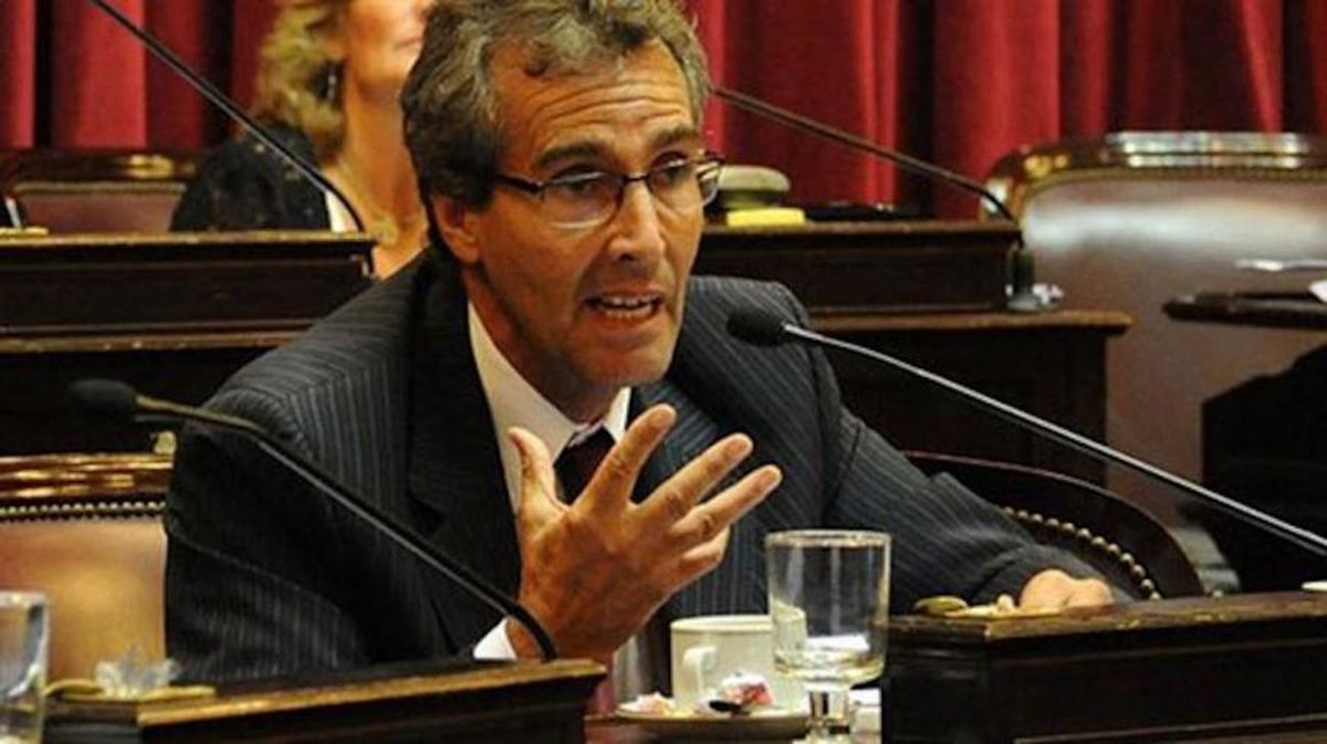 La decisión del juez Enrique Lavié Pico habilita a que los jueces federales de distintas jurisdicciones puedan tramitar y resolver en los casos que se abran contra el DNU. La decisión del juez Enrique Lavié Pico habilita a que los jueces federales de distintas jurisdicciones puedan tramitar y resolver en los casos que se abran contra el DNU.
