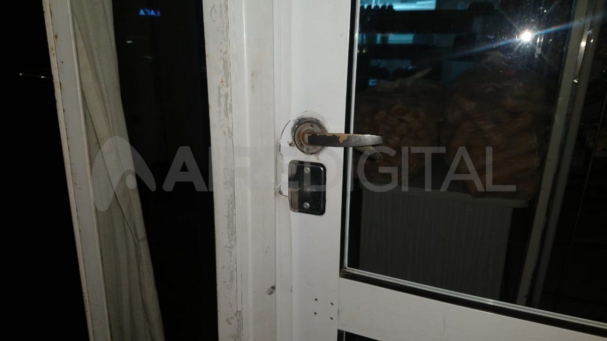 Al menos tres delincuentes forzaron la puerta de entrada a la tradicional panadería Los Dos Chinos ubicada en pleno macrocentro santafesino