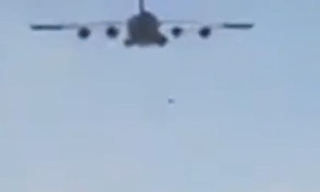 Unas diez personas intentaron subir al avión mientras despegaba y segundos después al menos dos personas cayeron al vacío. Unas diez personas intentaron subir al avión mientras despegaba y segundos después al menos dos personas cayeron al vacío.