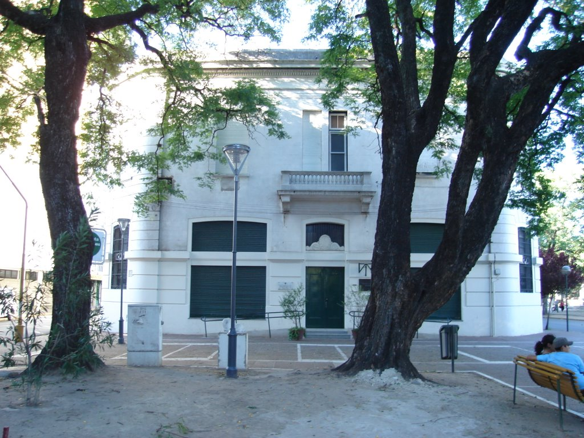 Biblioteca Municipal “Profesor Enrique Muttis” (Primera Junta, entre 25 de Mayo y Rivadavia)