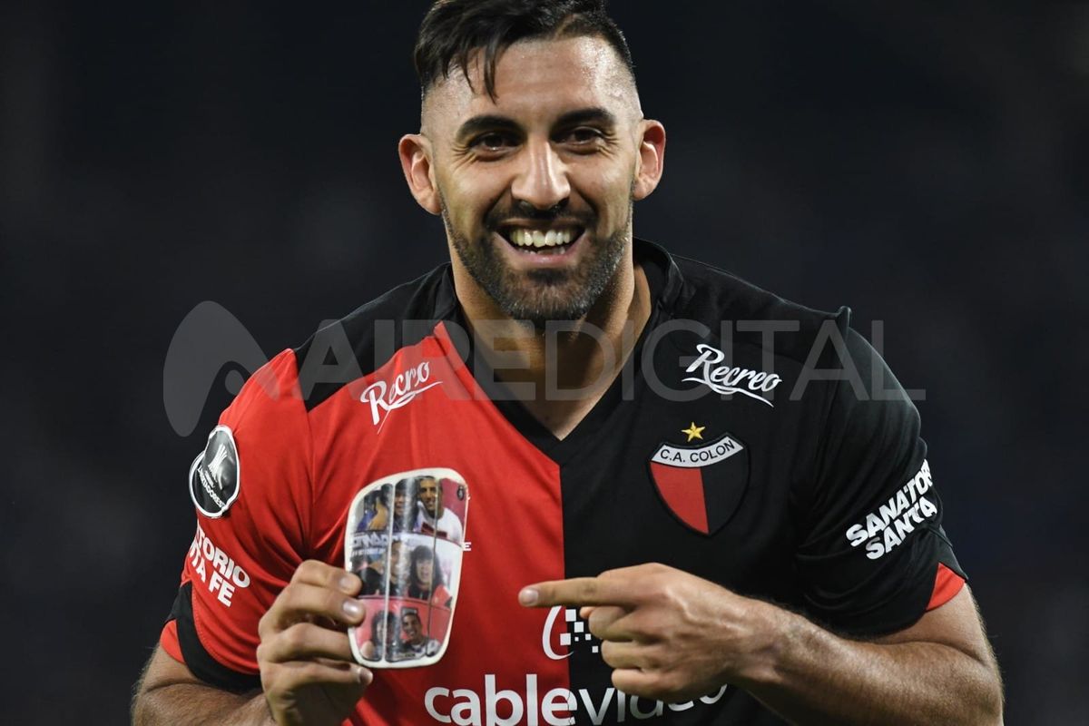Ramón Ábila celebra su gol ante Talleres señalando una de sus canilleras.