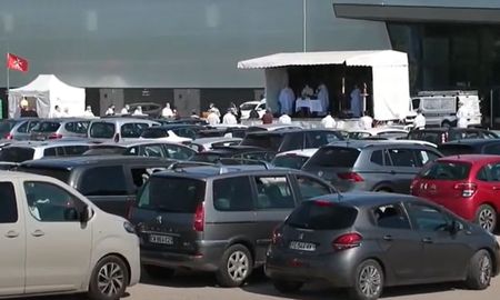 Una ciudad en Francia decidió celebrar misa al estilo de los autocines, con un protocolo propio. Una ciudad en Francia decidió celebrar misa al estilo de los autocines, con un protocolo propio.