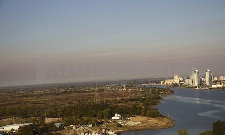 Las ráfagas del viento de este lunes complicó el trabajo de los brigadistas en el sur provincial y el humo se extendió a más de 200 kilómetros. Las ráfagas del viento de este lunes complicó el trabajo de los brigadistas en el sur provincial y el humo se extendió a más de 200 kilómetros.