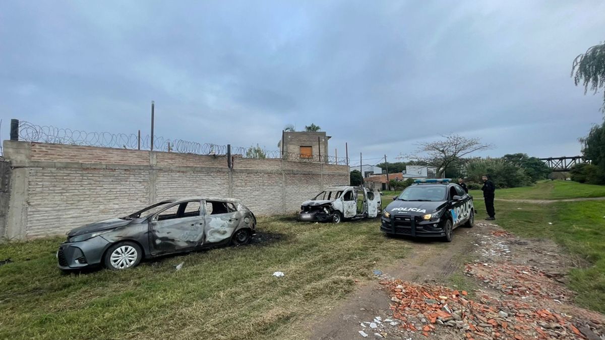 Policías custodiaban los vehículos tras el foco igneo. 