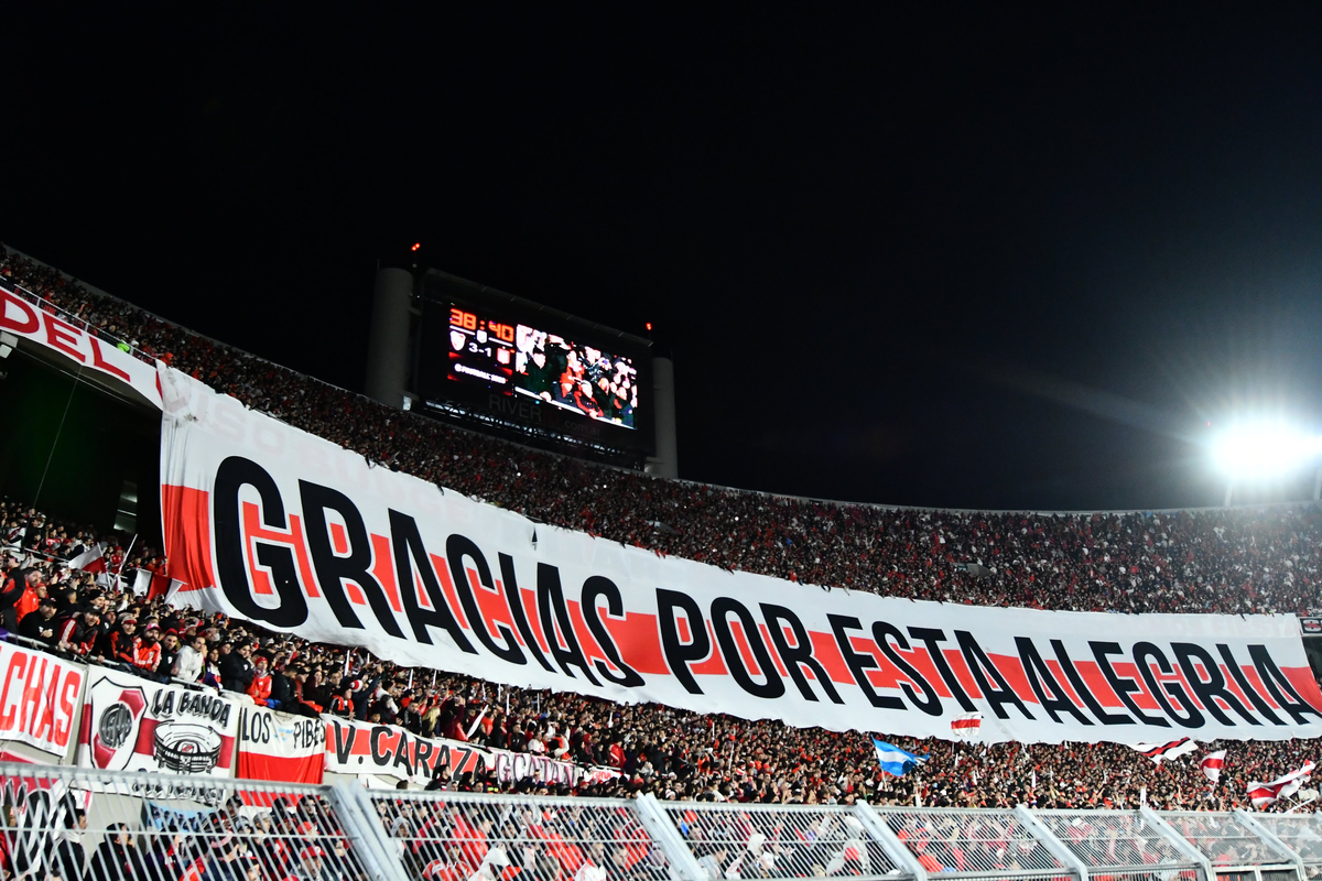 La bandera de los hinchas de River tras la obtención del título. La bandera de los hinchas de River tras la obtención del título.