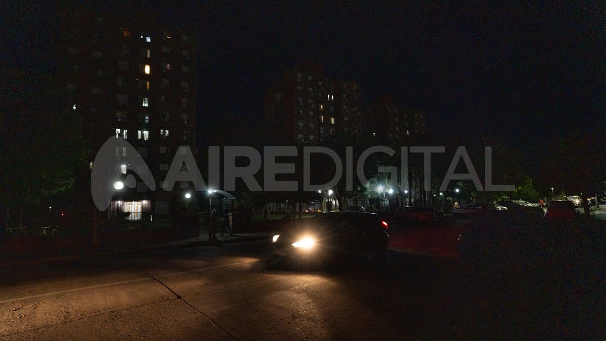 Un peligro: las 40 manzanas de barrio Roma, en el oeste de la ciudad de Santa Fe, están casi a oscuras. Un peligro: las 40 manzanas de barrio Roma, en el oeste de la ciudad de Santa Fe, están casi a oscuras.
