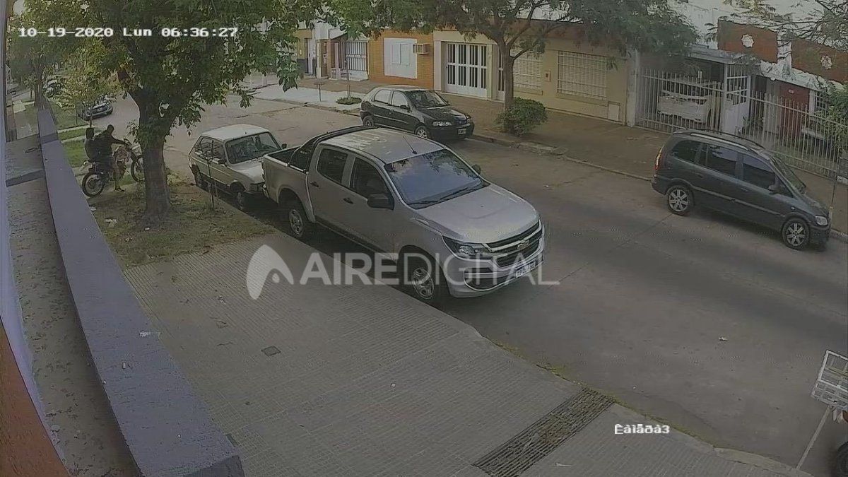 El momento en el que los ladrones se llevan la moto XR.&nbsp;