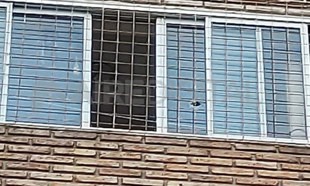 El proyectil ingresó por la venta del balcón que se ubica en el lado oeste del edificio. El proyectil ingresó por la venta del balcón que se ubica en el lado oeste del edificio.
