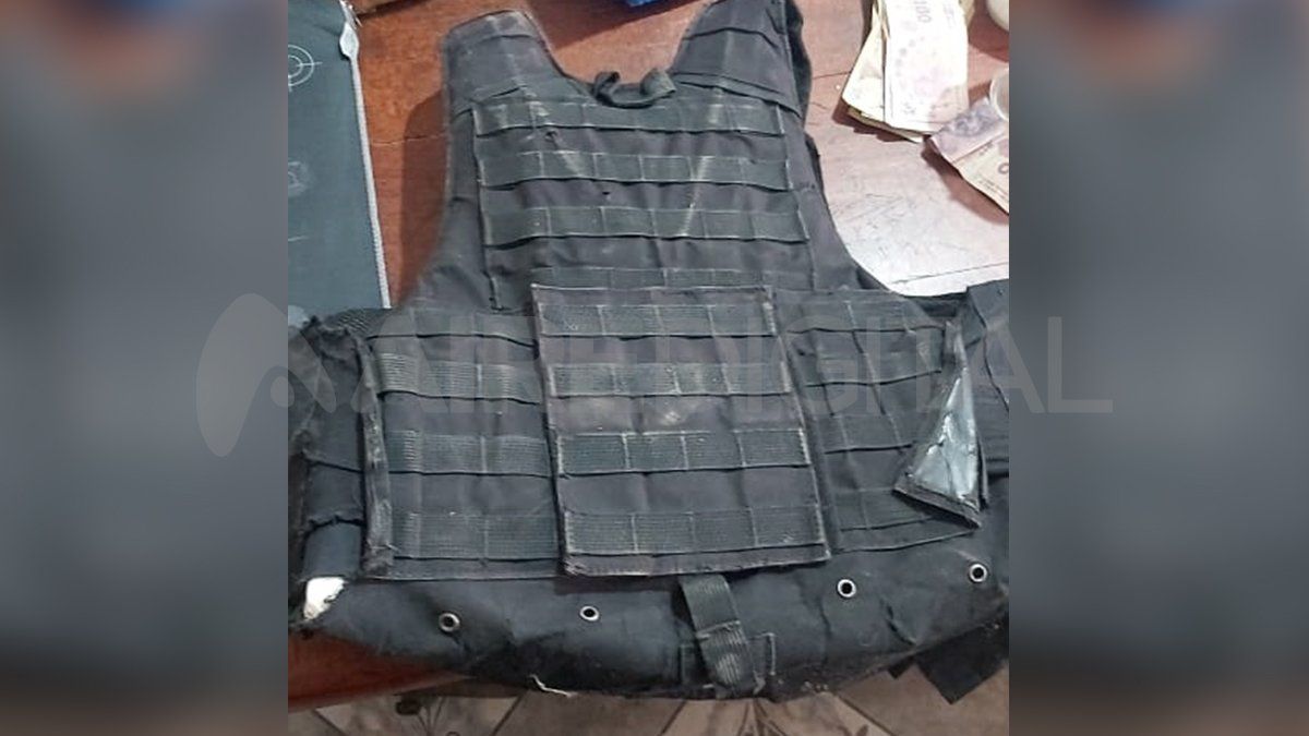 El chaleco balístico estaba en uno de los domicilios allanados por la Gendarmería
