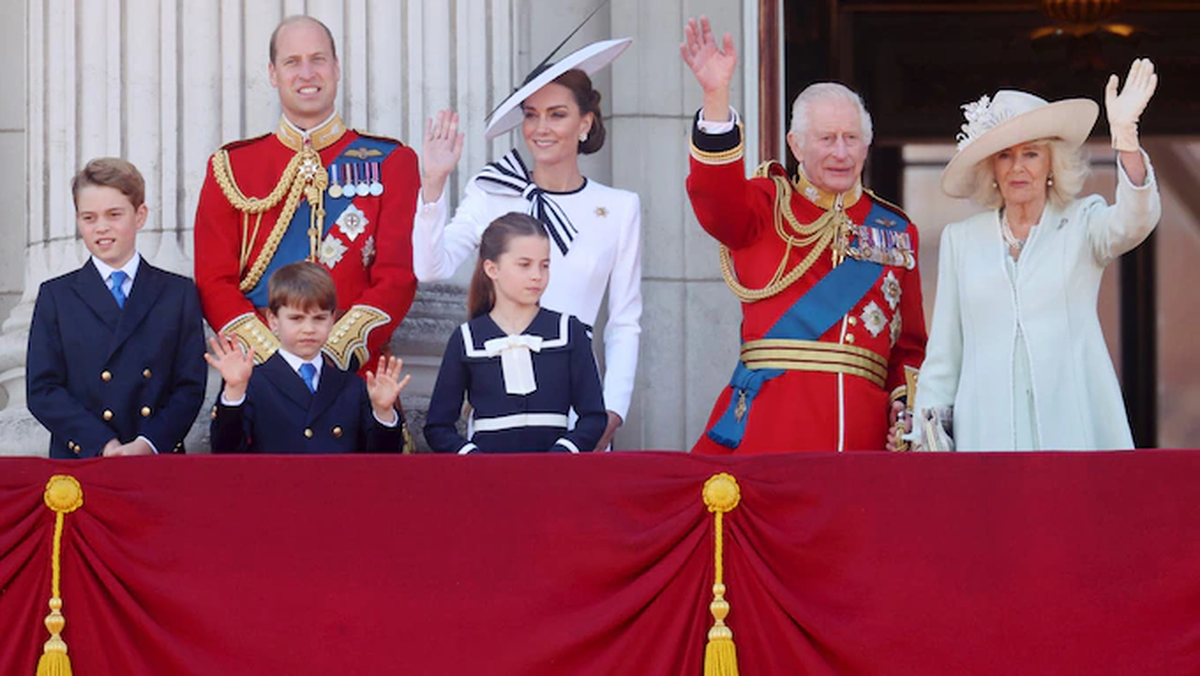 Kate Middleton salió a saludar al público junto al resto de la familia real. Kate Middleton salió a saludar al público junto al resto de la familia real.
