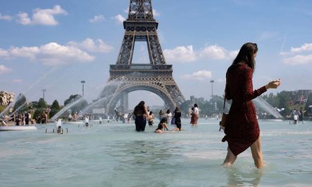 Se espera que la temperatura alcance los 38 grados en París y los 40 grados en el sur de Francia. Se espera que la temperatura alcance los 38 grados en París y los 40 grados en el sur de Francia.
