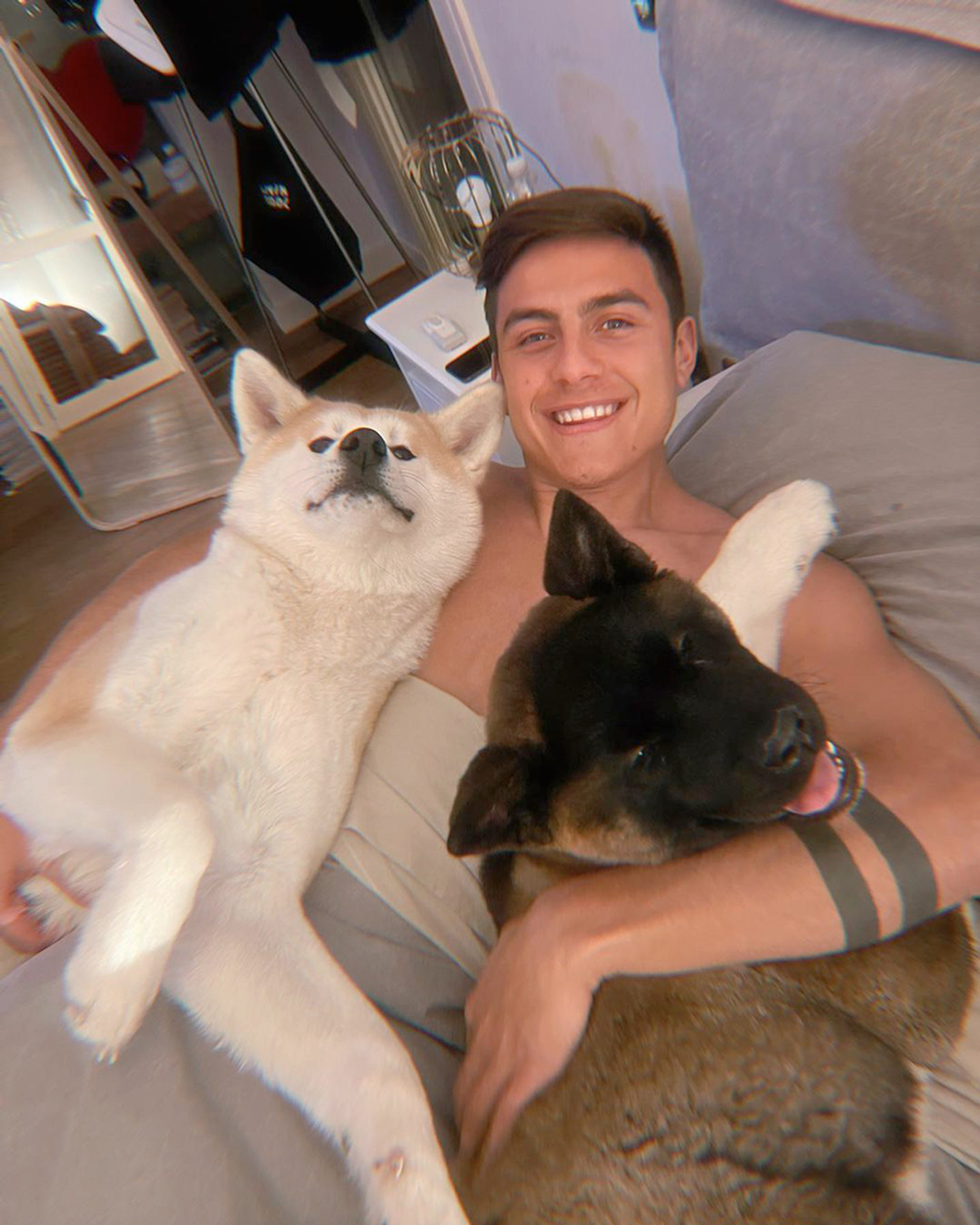 Paulo Dybala y Oriana Sabatini viven en una lujosa mansión, junto a sus dos perros.