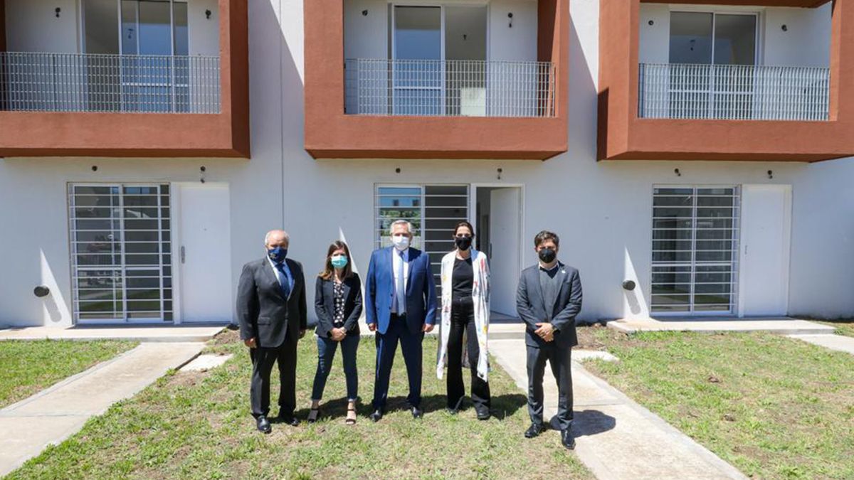 "No llegamos al Gobierno para cruzar los brazos ni para obedecer, sino que llegamos para obedecer a quienes nos votaron", completó Alberto Fernández en el discurso que pronunció al encabezar el acto de entrega de viviendas en el marco del Programa ProcreAr.