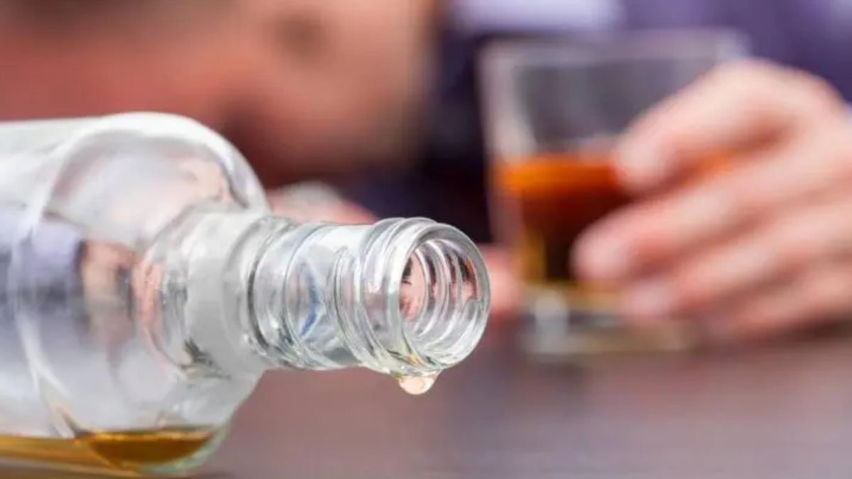 El patrón de consumo excesivo episódico en adolescentes provoca daños neurocognitivos que afectan la memoria y la toma de decisiones.