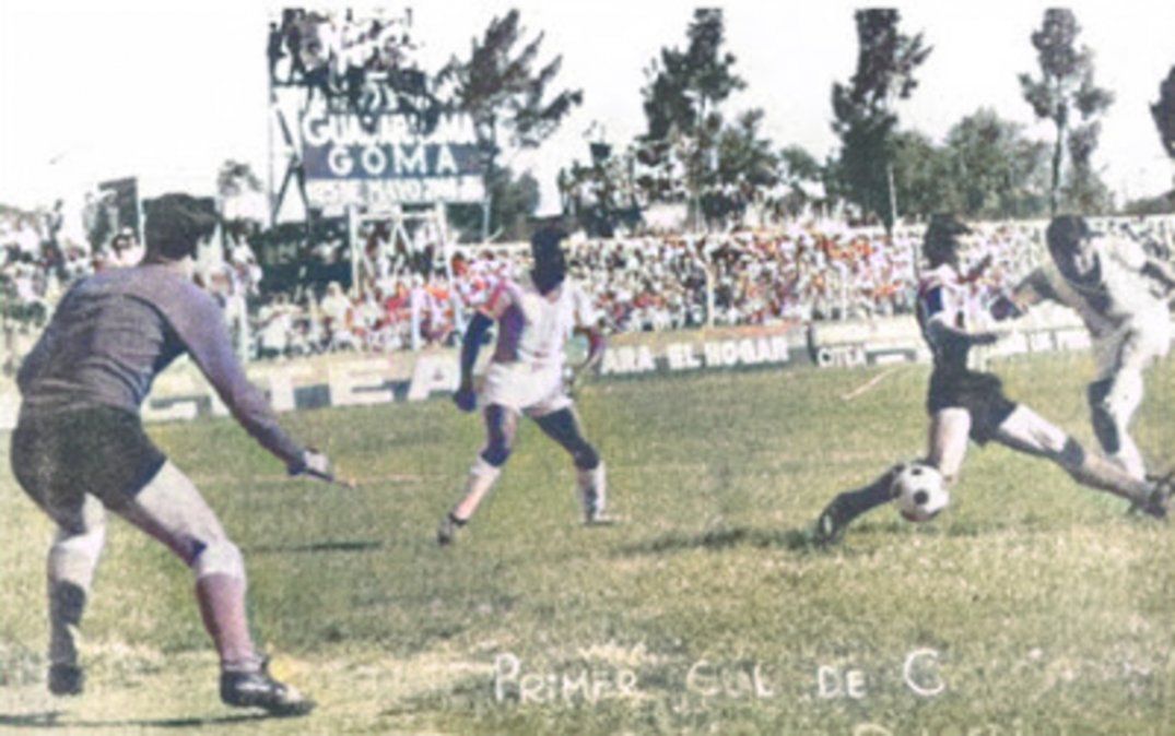 Pedro Medina dispara al arco defendido por Cordero. Sería el primer gol de Colón en la máxima categoría del fútbol argentino.