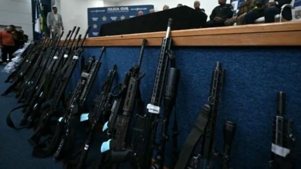 En conferencia, se mostraron a la prensa las armas que utilizaban los integrantes de Comando Vermelho en Río de Janeiro. Entre ellas había un fusil de las Fuerzas Armadas de Argentina.