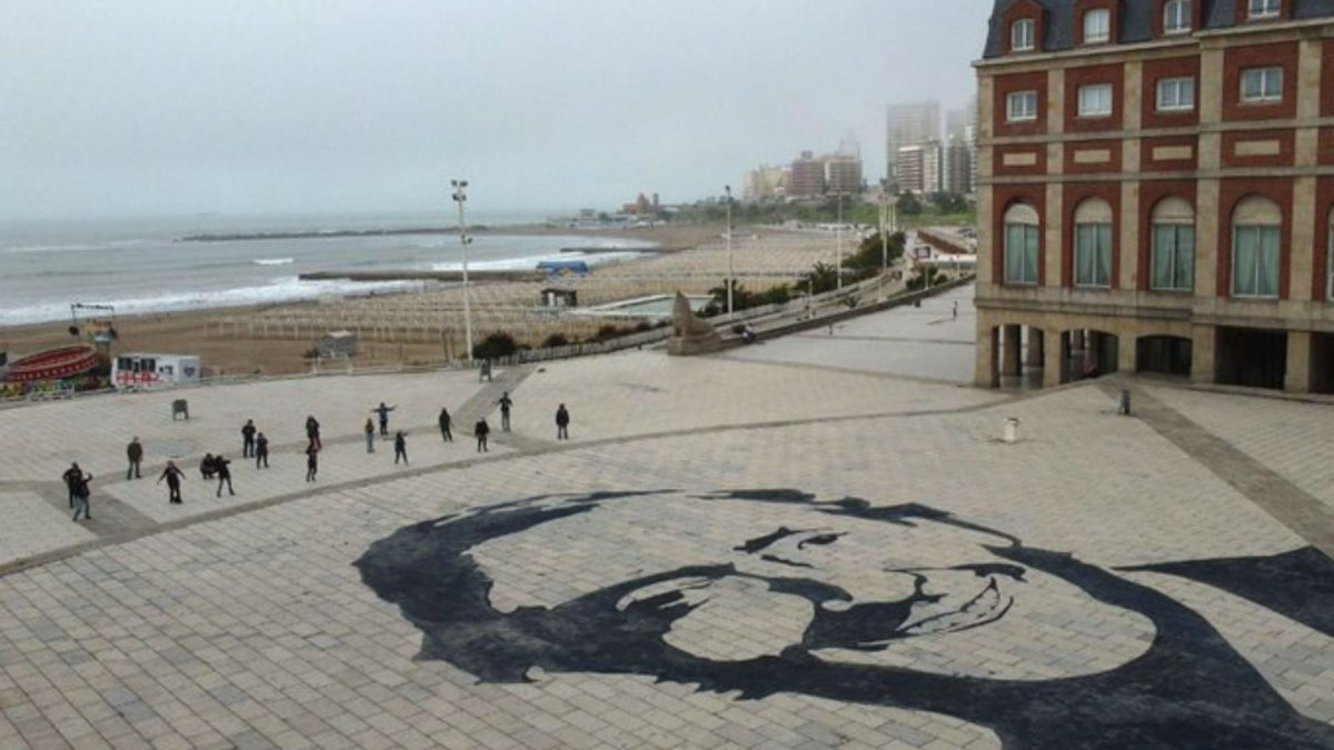 Pintaron la imagen de Néstor Kirchner en la Rambla de Mar del Plata