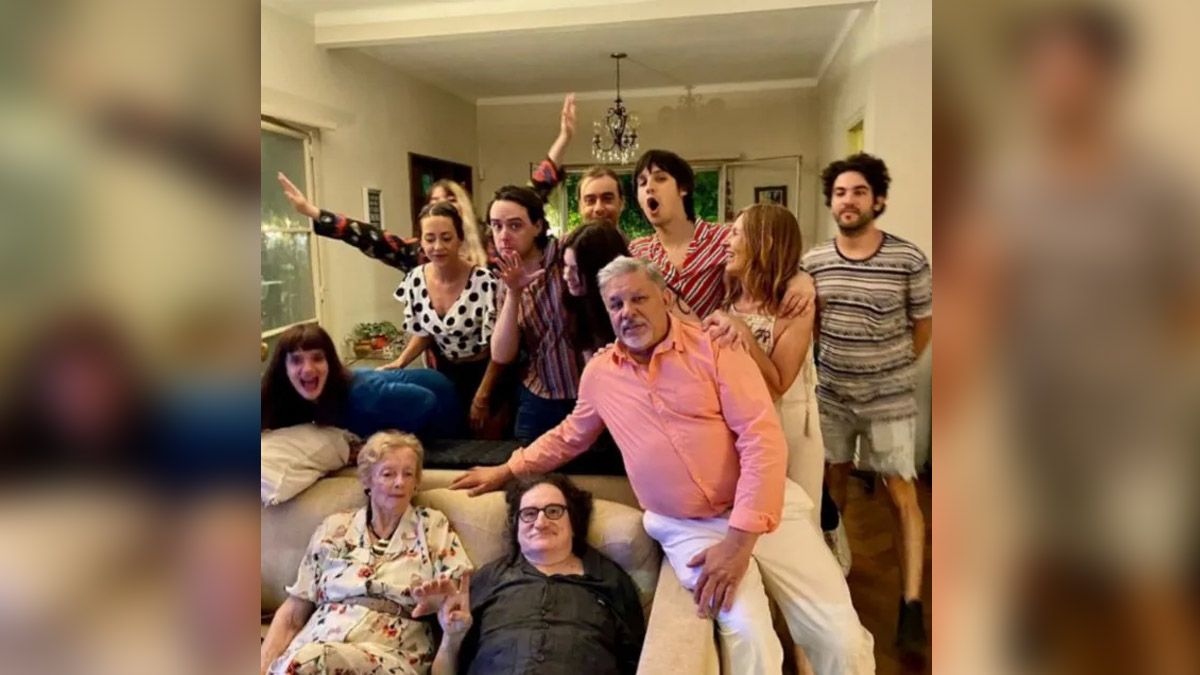 Charly Gacría junto a la familia de Gustavo Cerati
