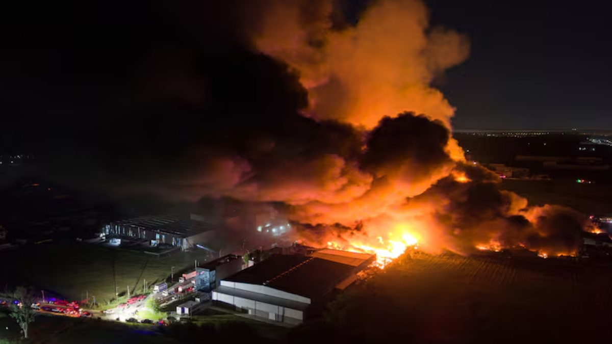 La columna de humo de la explosión en Ezeiza generó preocupación entre los vecinos.