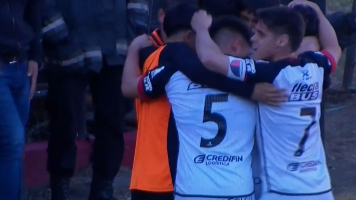 El desahogo de los jugadores de Colón tras el 1 a 0 ante Chacarita.