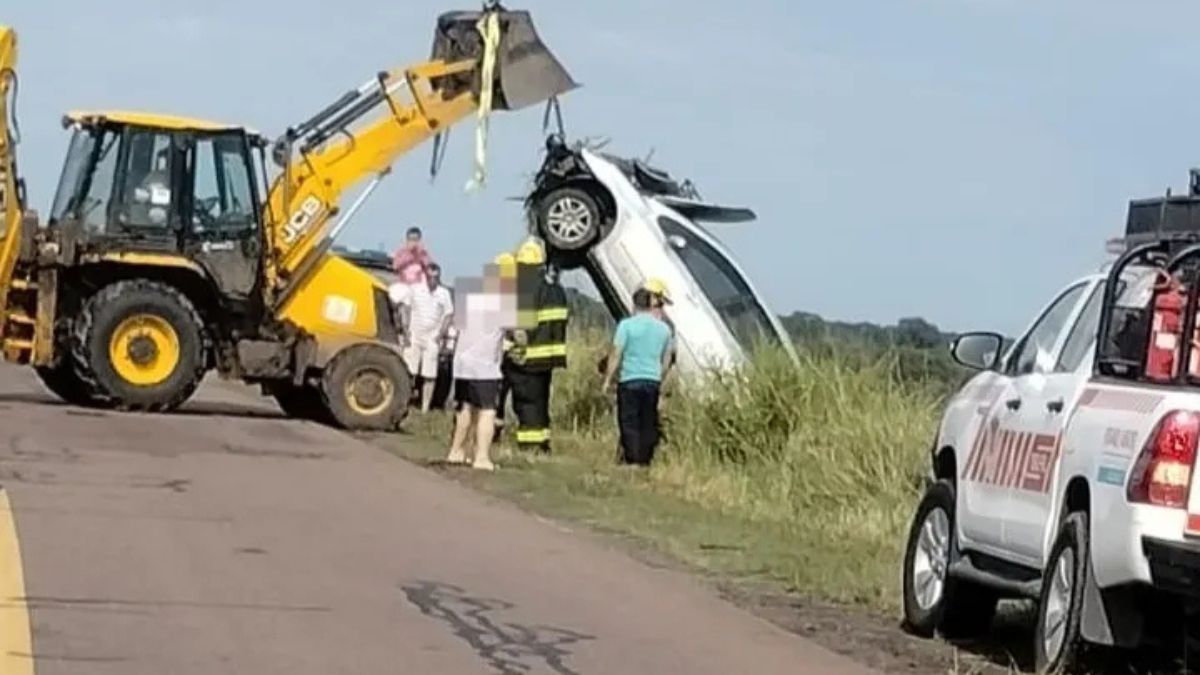 Un conductor perdió el control de su auto y dio varios vuelcos en la Ruta 11, cerca de Malabrigo.
