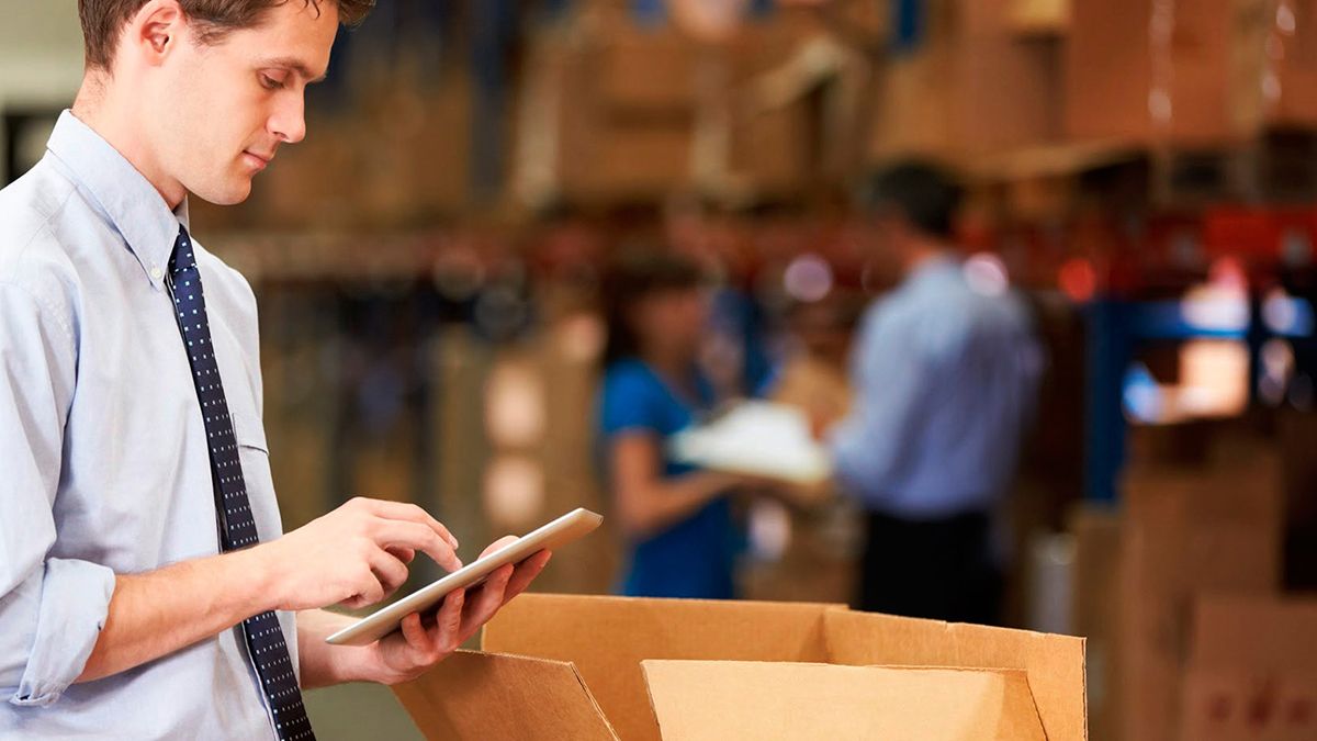 Un empresario es, entre otras cosas, aquél que fija los objetivos y toma las decisiones estratégicas de las empresas asumiendo responsabilidades comerciales y legales frente a terceros.