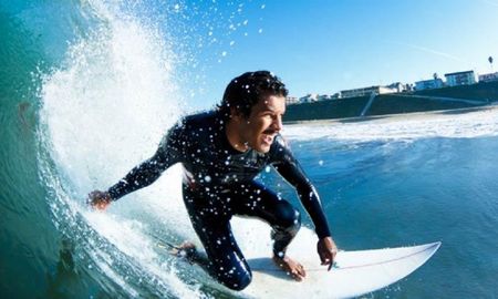 Video viral: un surfista fue asustado por dos ballenas. Video viral: un surfista fue asustado por dos ballenas.