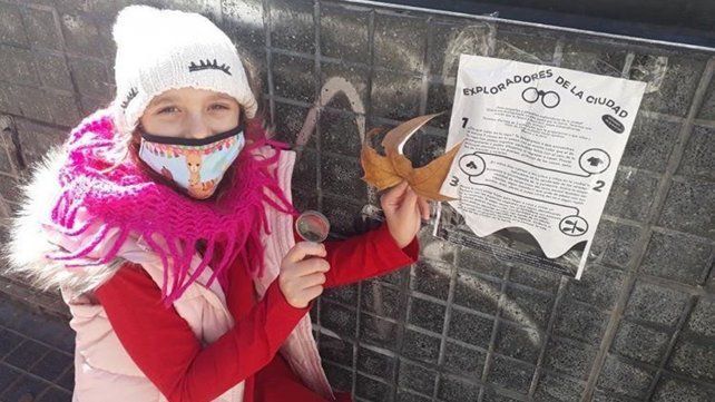 Una pequeña exploradora de la ciudad juega en una camina recreativa.